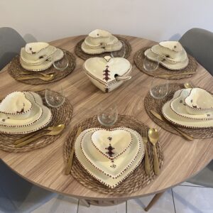 Service de Table Artisanal en Terre Cuite Émaillée – Design Cœur, Élégance et Romance (21 Pièces)